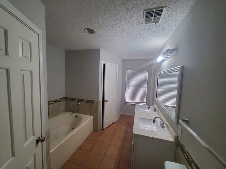 Building Photo - 7729 Ridge Mist Dr