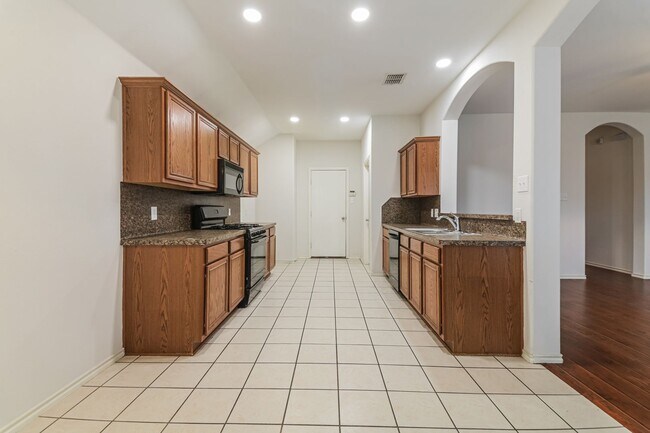 Building Photo - $1850 3 Bed/2 Bath/2 Garage Ready for Move-in Home in Mustang Creek