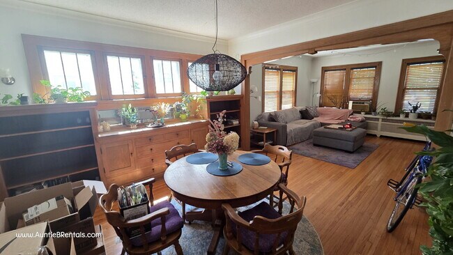 Building Photo - Spacious 3 Bed Duplex with Office + Bonus ...