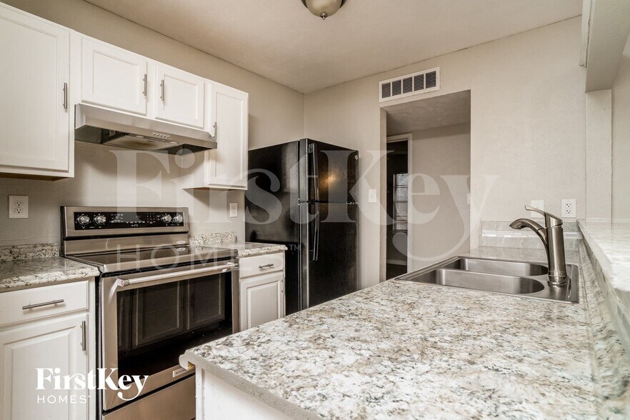 Building Photo - 7000 Wildbriar Ct E