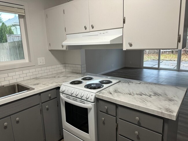Building Photo - Beautifully updated 2 bedroom 1 bath duple...