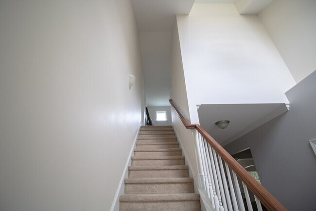 Building Photo - 4 Gresham Ln