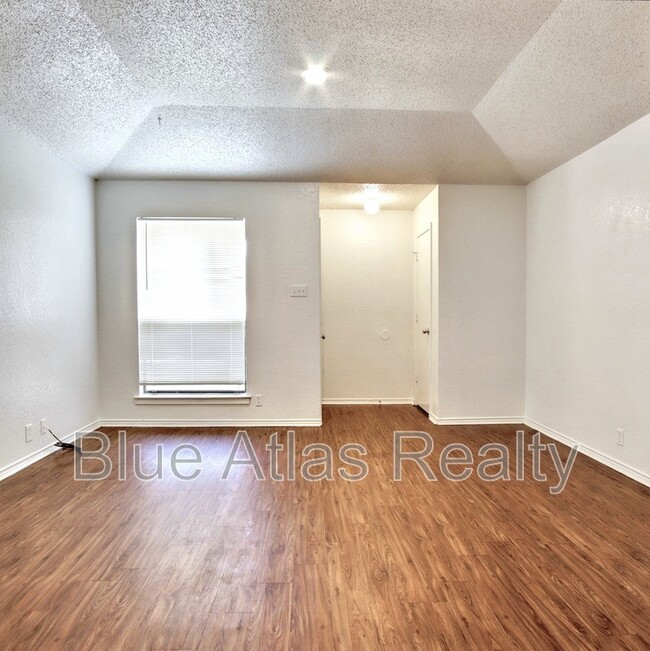 Building Photo - 6859 S Creek Dr