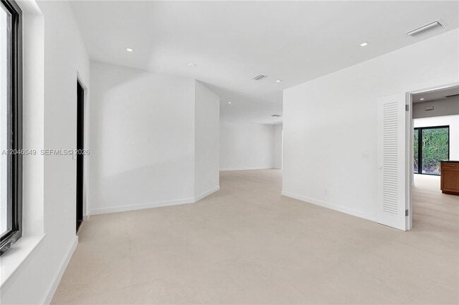 Building Photo - 950 Bayamo Ave