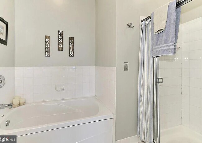 Building Photo - 4950 Brenman Park Dr