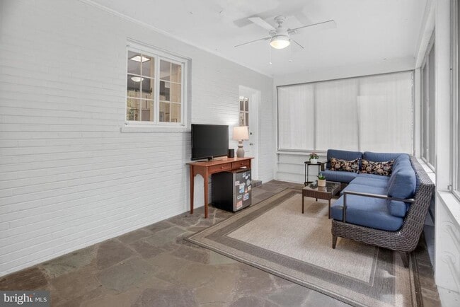 Building Photo - 5973 Searl Terrace