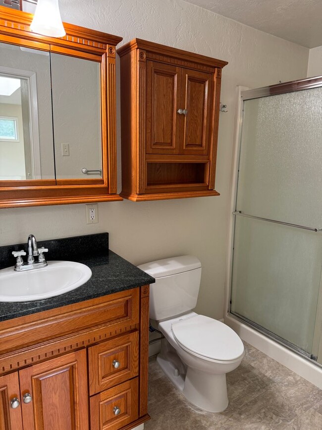 Building Photo - Discover this well-maintained 3-bedroom, 2-bath home in Eugene, OR.