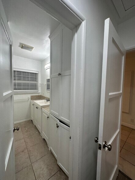 Building Photo - 10418 El Rancho Dr