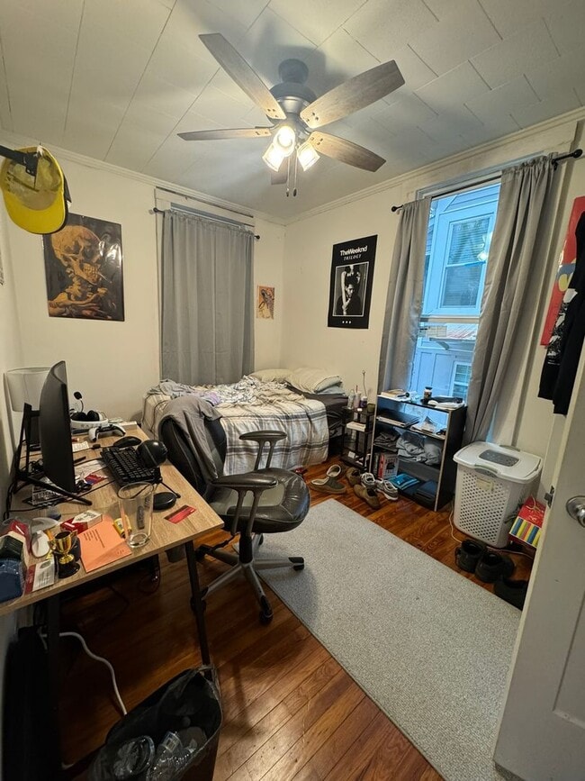 Building Photo - Gorgerous 3 Bedroom Walkable to Campus