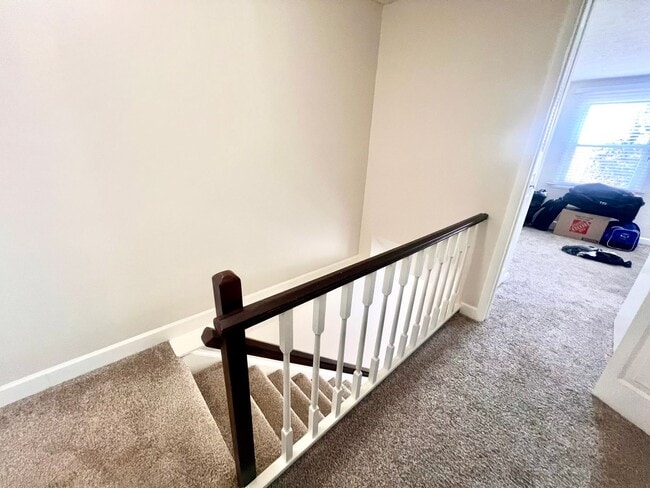 Building Photo - Adorable Townhouse - 2 Bedroom 1.5 Bathroom - Bonnie Brae Drive