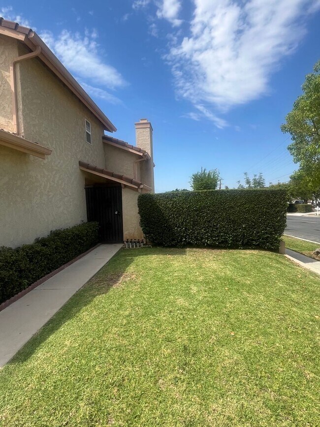 Building Photo - 613 Santa Paula St