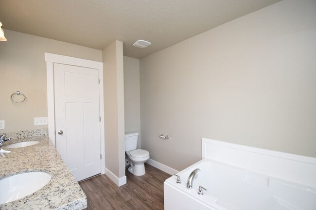 Building Photo - Charming 4 bed Sandy Home, with HOA in Fantastic Location!!!