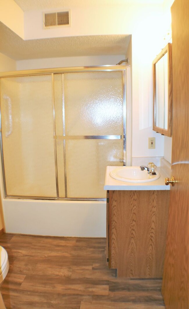 Building Photo - $1,025 | 2 Bedroom, 1 Bathroom 1st Floor C...