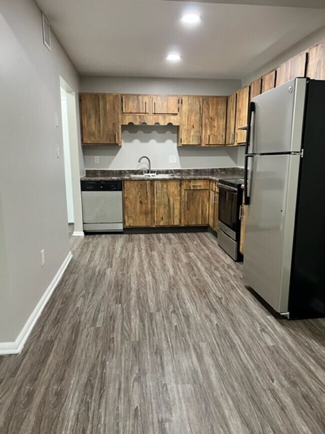 Building Photo - Spacious 2-Bedroom Apartment for Rent in C...
