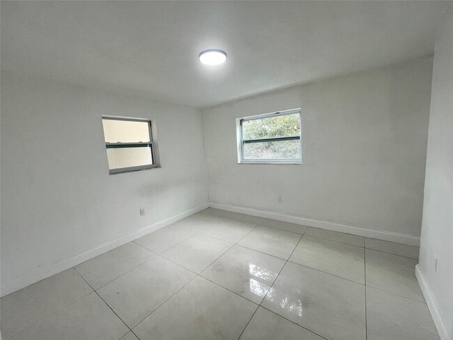 Building Photo - 1604 NW 24th Ct