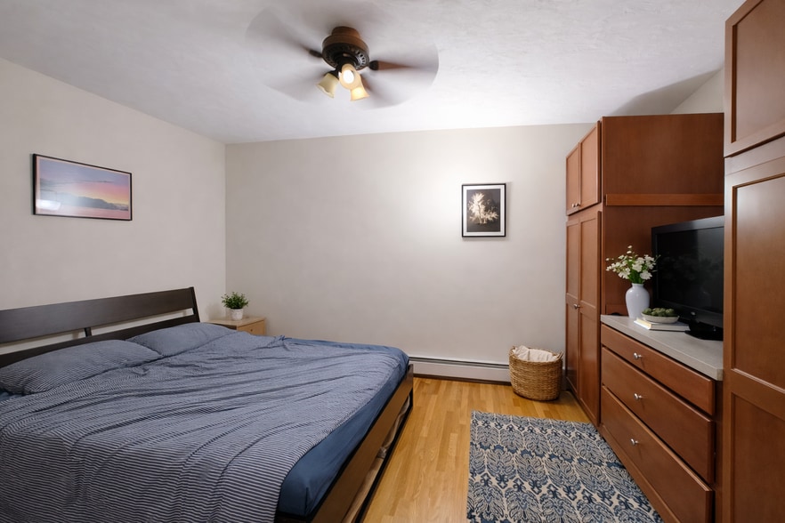 Building Photo - 1054 Cambridge St