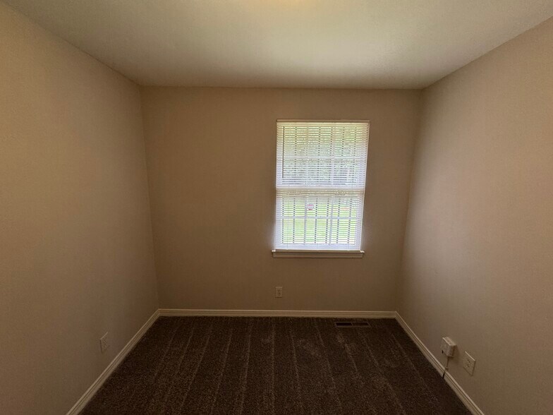 Building Photo - 2116 Finchley Dr