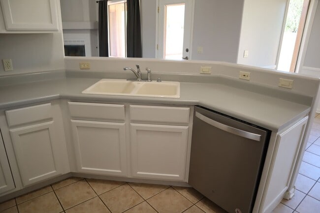 Building Photo - Livable, Lovable, & Available!