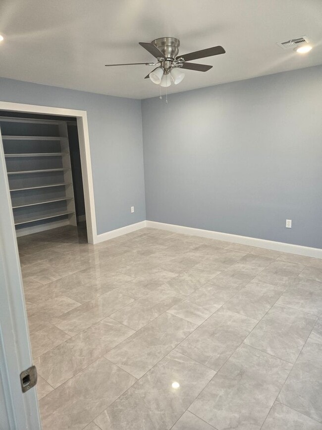 Building Photo - Charming 1 Bedroom Apartment (All bills paid)