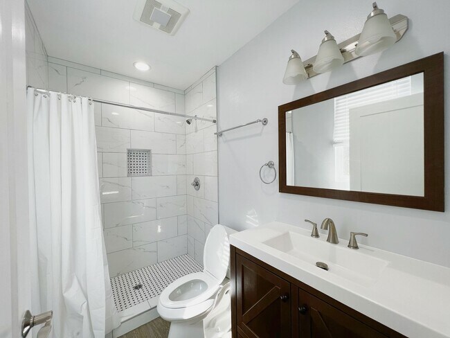 Building Photo - 2641 S Budlong Ave