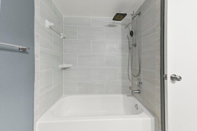 Building Photo - 8495 Lakepoint Ct