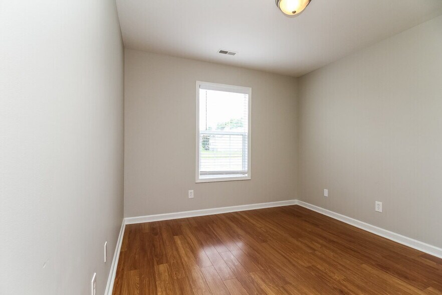 Building Photo - 731 Clear Cir