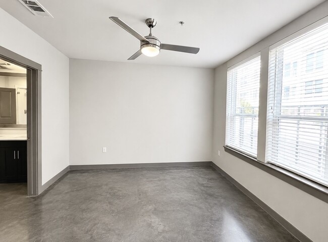 Building Photo - 1111 N Durham Dr
