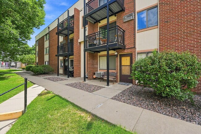 Building Photo - $1,340.95 - 1 Bed, 1 Bath Condo in Denver with In Unit Laundry!