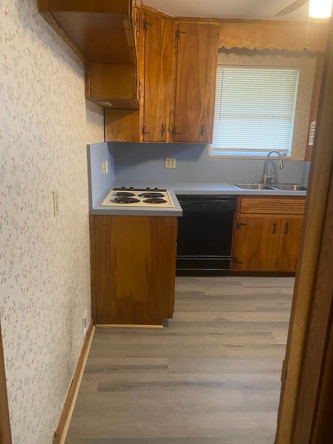 Building Photo - 3 bed 2 bath