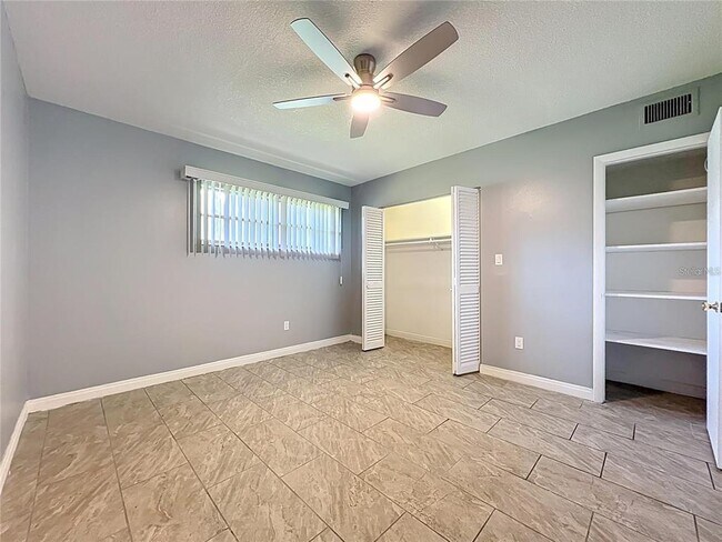 Building Photo - 825 N Primrose Dr