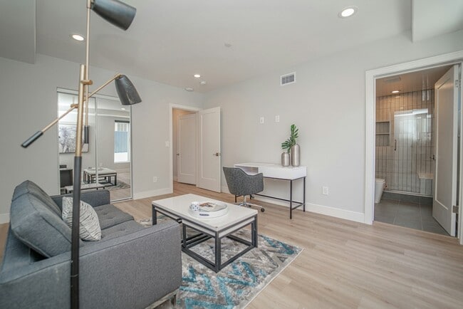 Building Photo - 2115 Holly Dr