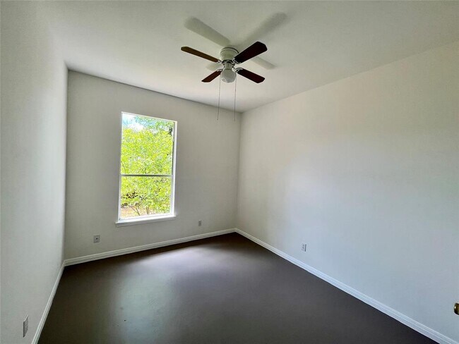 Building Photo - 515 Gregory Ct