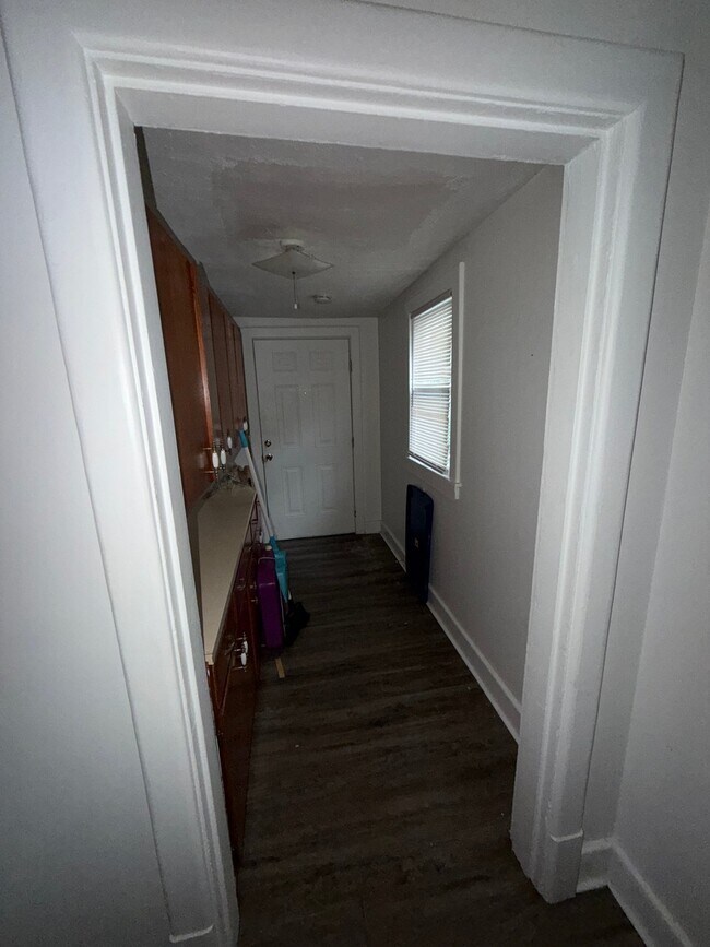 Building Photo - 549 Beecher St