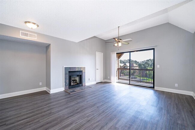 Building Photo - 360 Lakepointe Dr