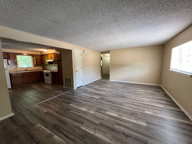 Building Photo - 3 Bedroom Duplex in Hollister