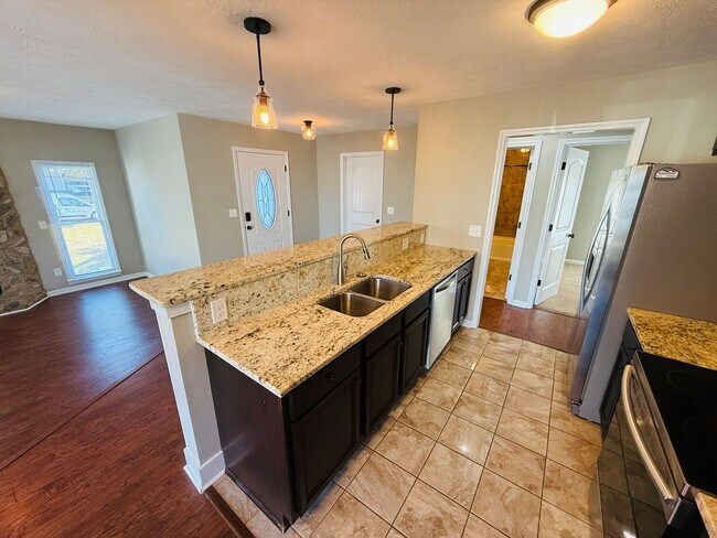 Building Photo - Middle Creek