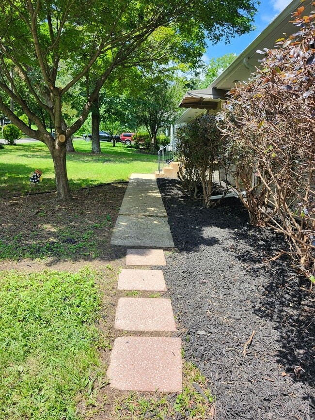 Building Photo - COMING SOON - 3 Bedroom 2 bath Home in Stuart Heights