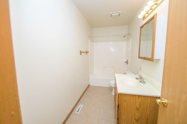 Building Photo - 2 bedroom / 1.5 bathroom Townhome for rent in Chesterton