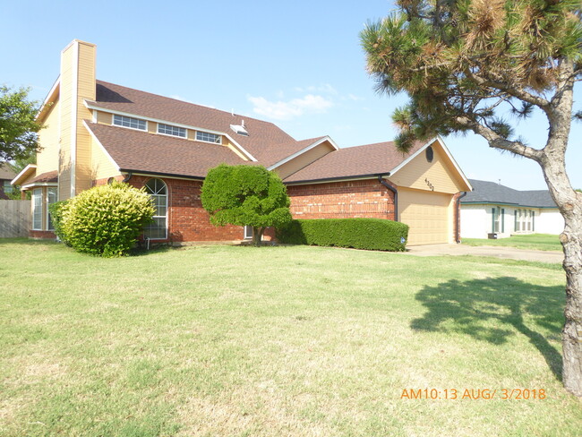 Building Photo - Spacious 2 story house on large corner lot