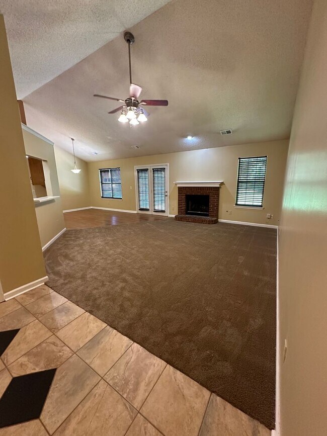 Building Photo - Charming 3 bedroom 2 bath ranch home on a ...