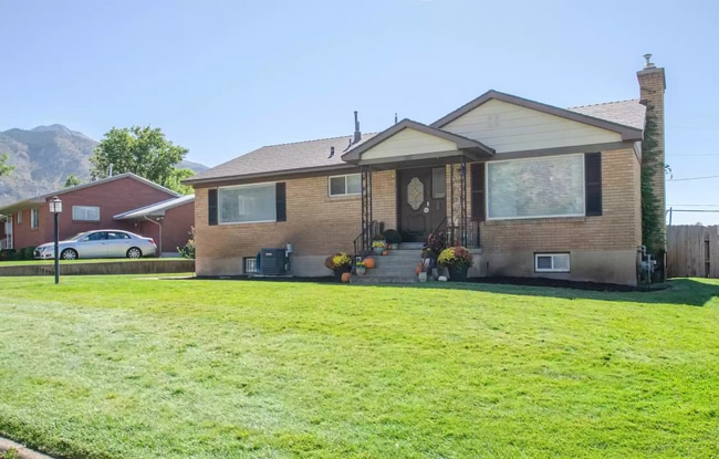 Building Photo - 1245 Henderson Dr