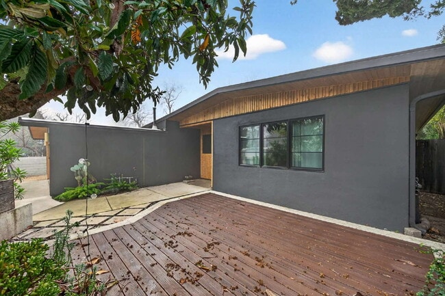 Building Photo - Not your average Davis rental.