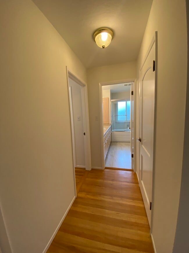 Building Photo - 845 Viewridge Dr