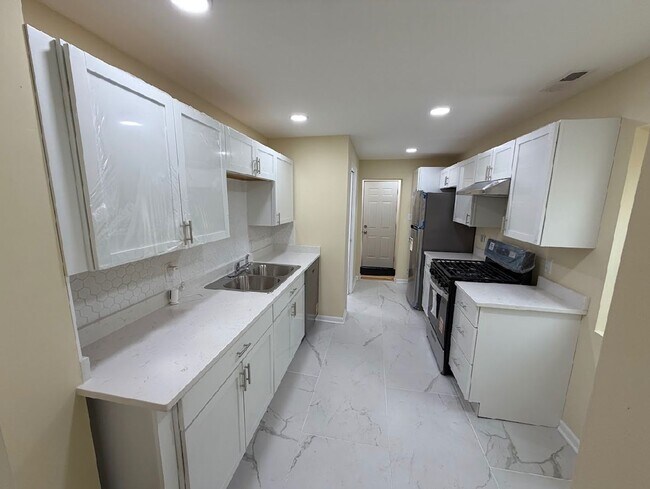 Building Photo - Stylish Renovated Home ! Move in Specials!