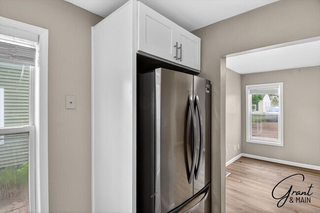 Building Photo - $1500 3 bedrooms