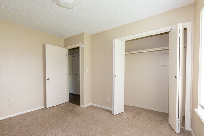 Building Photo - 1421 W Lillian St