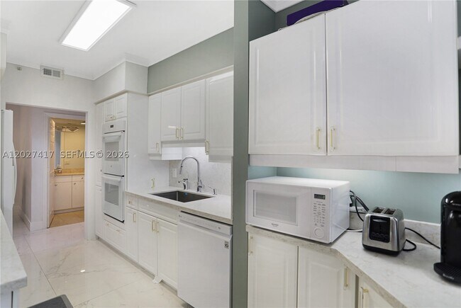 Building Photo - 4775 Collins Ave