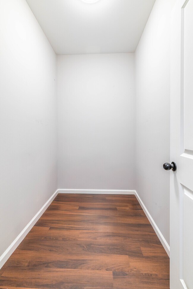 Building Photo - 619 Midlake Dr NE