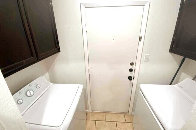 Building Photo - 1708-1710-1710 Horseshoe Cir