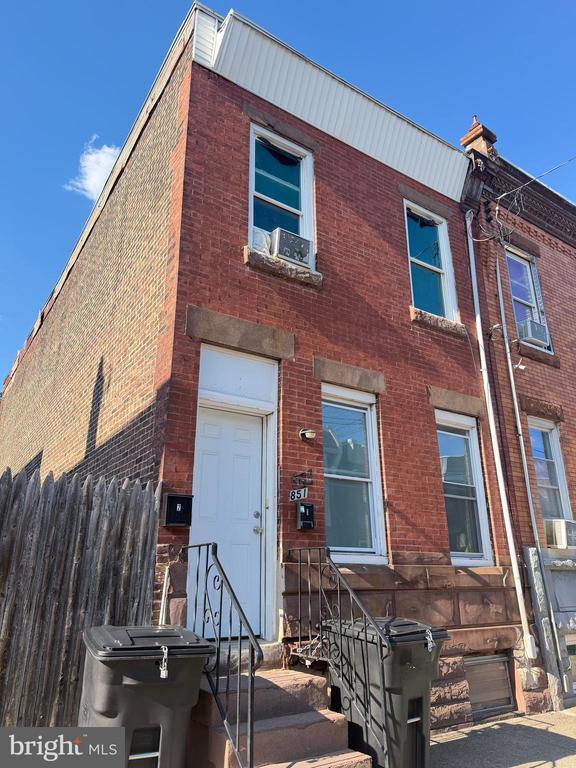 Building Photo - 851 E Ontario St